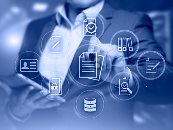 Persona realizando investigación en diferentes fuentes