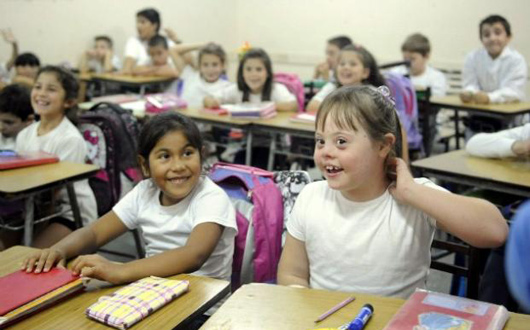 Niña con síndrome de Down tomando clases.