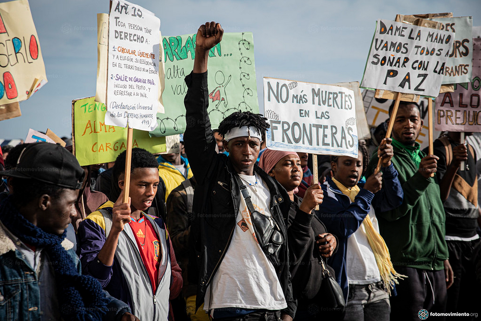 Hombres protestando con carteles