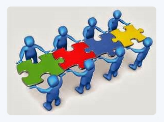 Personas armando un rompecabezas.