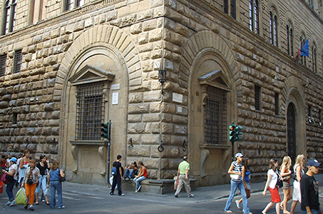 Ventanas arrodilladas Palacio Medici