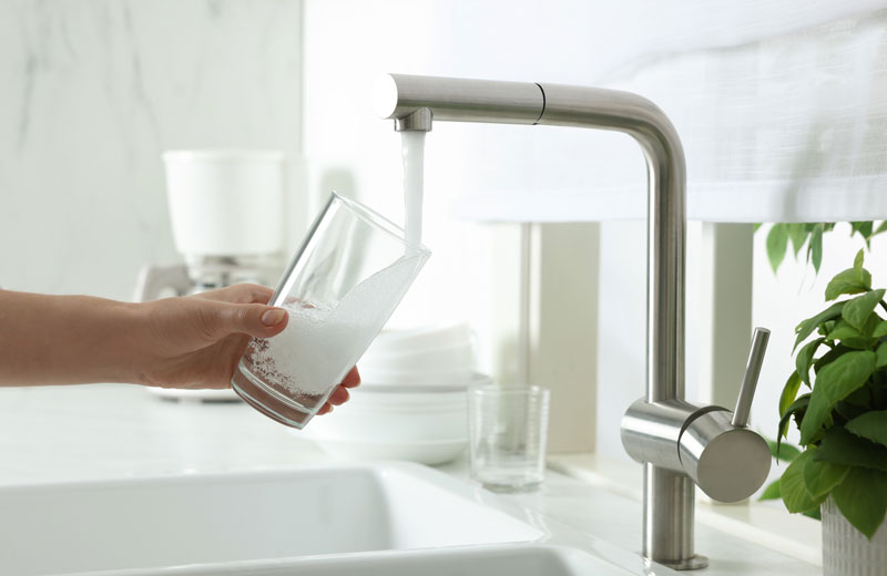 Fotografía de llave de agua abierta