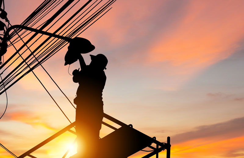 Electricista verifica el buen estado de una luminaria pública