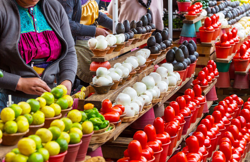 Verduras y frutas en puesto de mercado