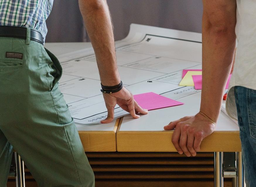 Fotografía de dos personas realizando la dirección de proyectos