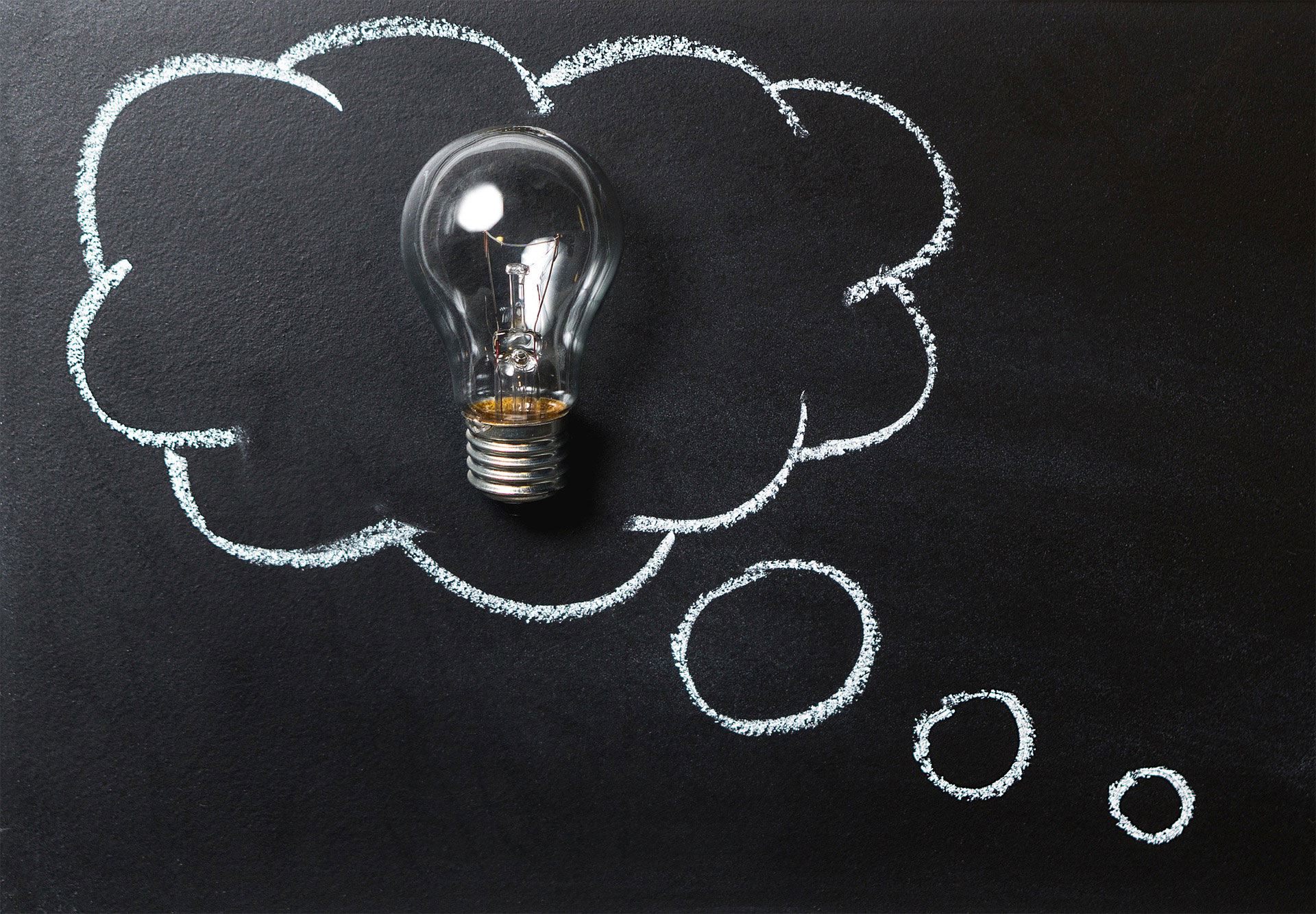 3 hojas de carta antigua sobre una superficie de madera