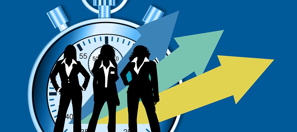 Tres personas, un reloj detrás de ellos y tres flechas apuntando hacia arriba