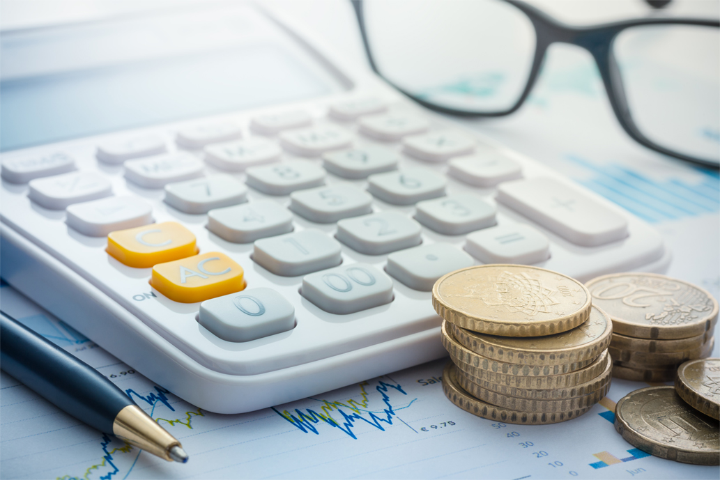 Dinero sobre un documento con gráficas.