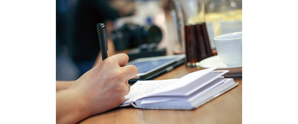 Persona escribiendo en una libreta